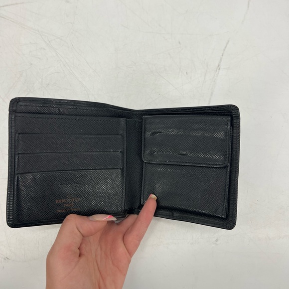 Louis Vuitton Epi bifold wallet - Picture 8 of 9